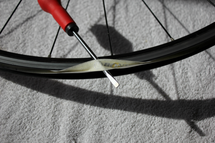 Lifting the rim tape