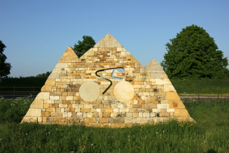 Stone wall Tour de France monument, Ripley