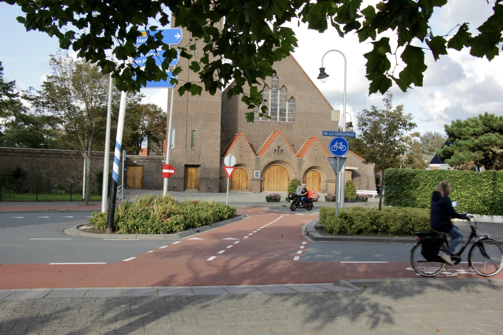 Bike lane at fork in road, Zandvoort