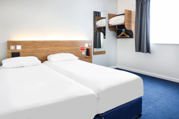 Go2 Lancaster hotel bedroom
