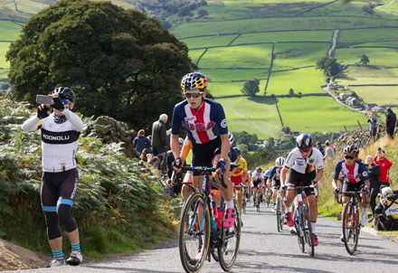 Women's peloton on Lofthouse