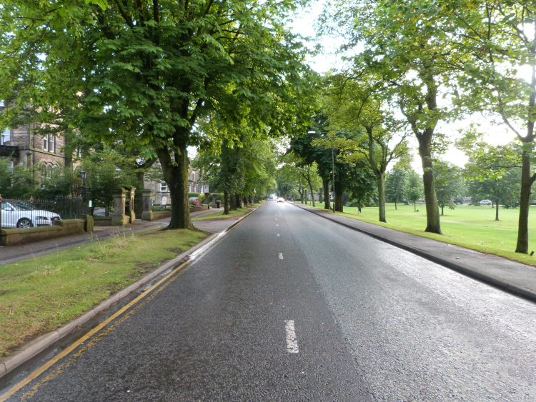 Unequal width of carriageways on Otley Road