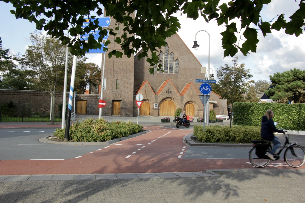 Bike lane and fork in road, Zandvoort